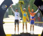 Трибуны 97-й &quot;Тур де Франс: Альберто Контадор, Энди Шлек и Денис Меньшов, в Триумфальной арки и Елисейских полей фоне